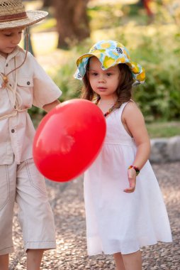 Küçük kız ve erkek parkta Balonlu