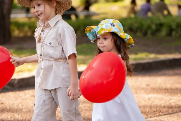 Menina Menino Com Balões Parque — Fotografia de Stock