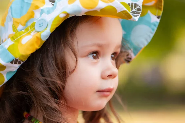 Little Girl Summer Hat Park — Stock Photo, Image