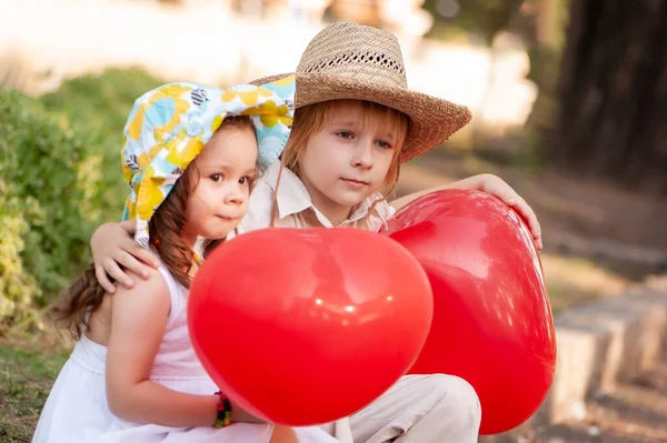 Liten Flicka Och Pojke Med Ballonger Parken — Stockfoto