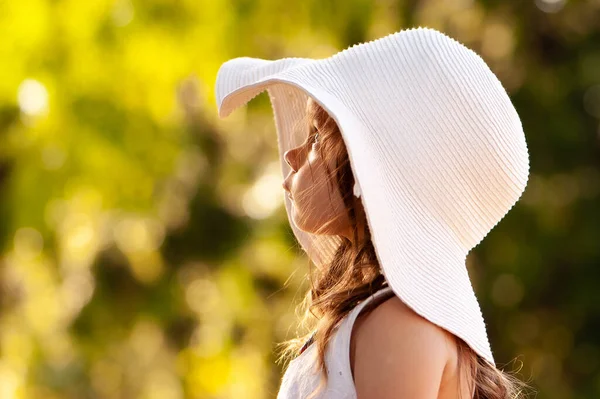 Little Girl Summer Hat Park — Stock Photo, Image