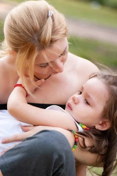 Matka Pociesza Małą Płaczącą Dziewczynkę Parku — Zdjęcie stockowe