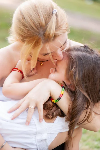 Mãe Consola Pequena Menina Chorando Parque — Fotografia de Stock