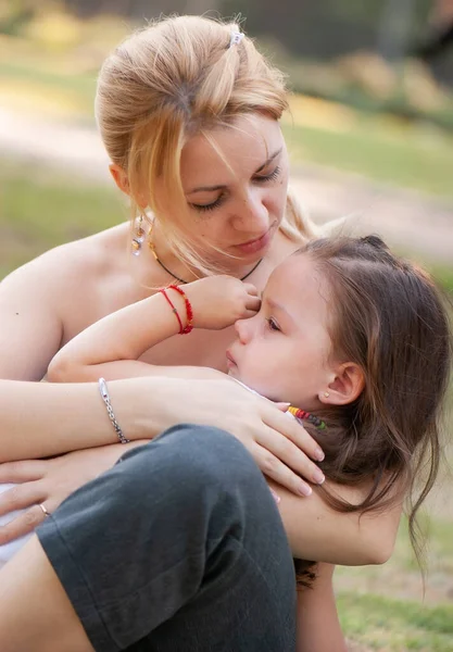 Mãe Consola Pequena Menina Chorando Parque — Fotografia de Stock