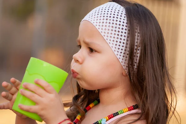 Kleines Mädchen Trinkt Wasser Aus Einem Glas Park Porträt — Stockfoto