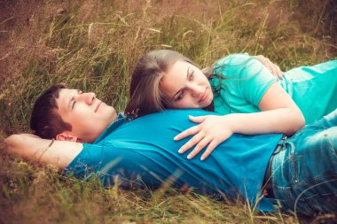 Alandaki rahatlatıcı romantik Çift