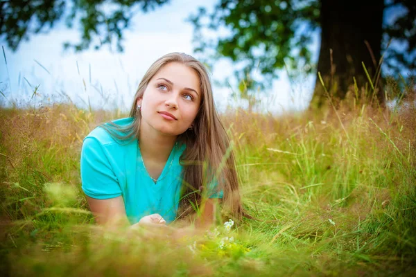 牧草地で美しい若いブルネットの女性 — ストック写真