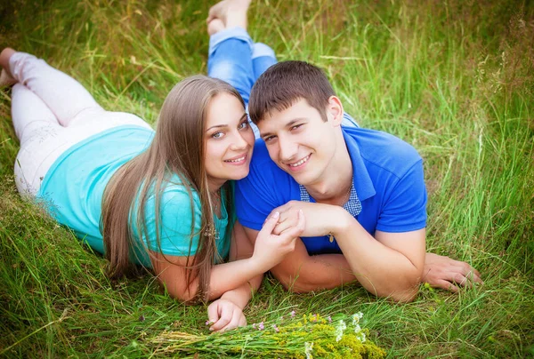 Romantic Couple Relaxing Field — Stock Photo, Image