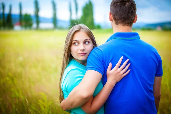 Pareja Romántica Relajándose Campo —  Fotos de Stock