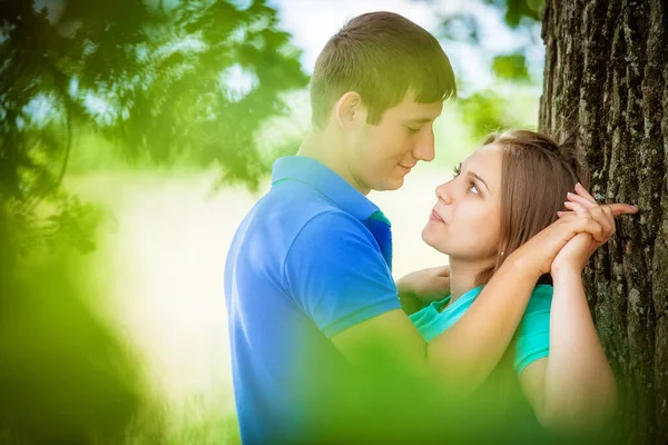 Giovane Coppia Amorevole Vicino Albero — Foto Stock