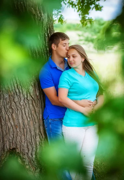 Unga Kärleksfulla Par Nära Ett Träd — Stockfoto