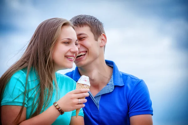 Romantic Couple Eating Ice Cream Park — Stock Photo, Image