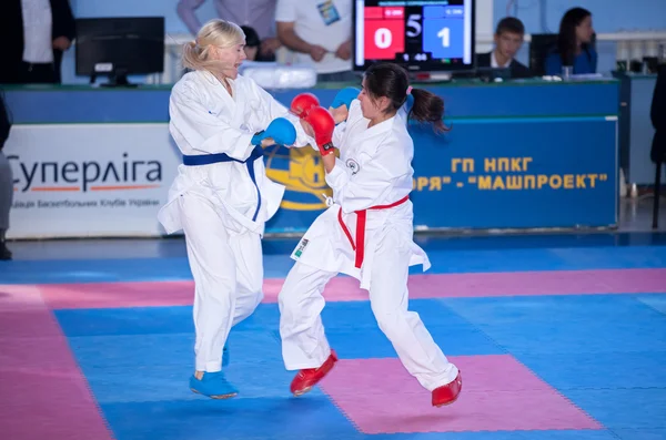 Kvinnliga karate kampen — Stockfoto