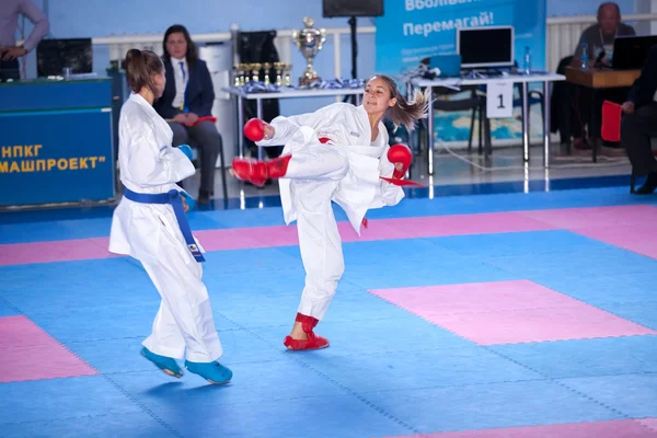 Kvinnliga karate kampen — Stockfoto