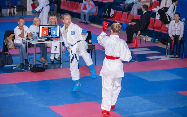 Vrouwelijke karate strijd — Stockfoto