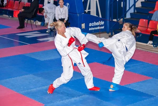 Kvinnliga karate kampen — Stockfoto
