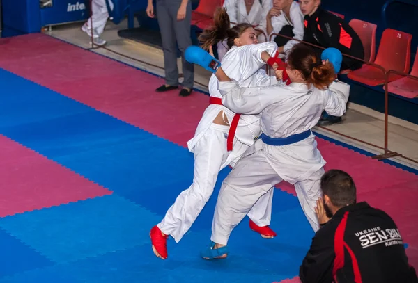 Kvinnliga karate kampen — Stockfoto