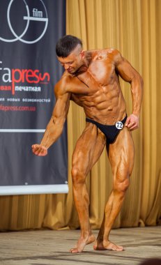 Kategori erkek klasik vücut geliştirme katılımcısı