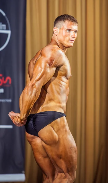 Deelnemer in de categorie mannen klassieke bodybuilding — Stockfoto