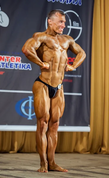 Participant in the category Men classic bodybuilding — Stock Photo, Image