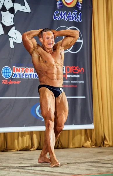 Participant in the category Men classic bodybuilding — Stock Photo, Image