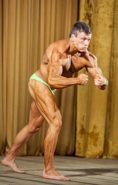 Deelnemer in de categorie mannen klassieke bodybuilding — Stockfoto