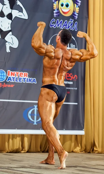 Participant in the category Men classic bodybuilding — Stock Photo, Image