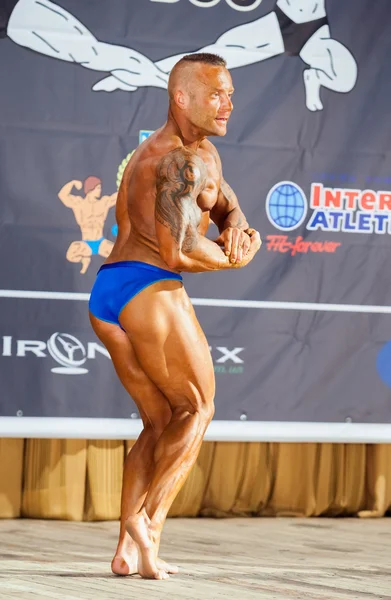 Participant in the category Men classic bodybuilding — Stock Photo, Image