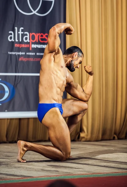 Participant in the category Men classic bodybuilding — Stock Photo, Image