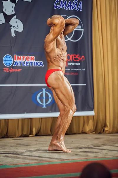 Participant in the category Men classic bodybuilding — Stock Photo, Image