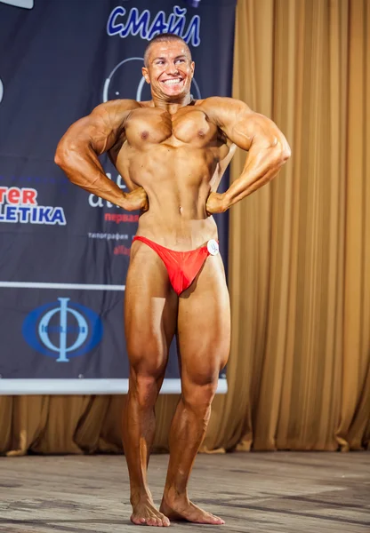 Participant in the category Men classic bodybuilding — Stock Photo, Image