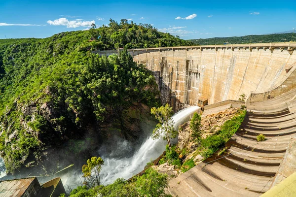Arka planda yemyeşil bir orman olan kayalık bir uçurumdan bir şelale akıyor. Sahne sakin ve huzurlu, suyun sesiyle.