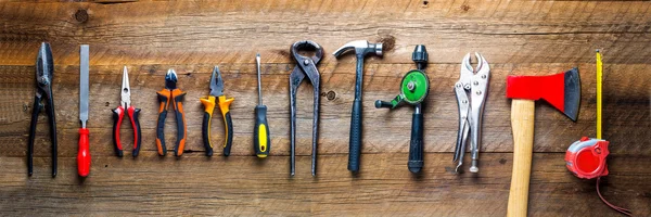 Oude gereedschappen op een houten tafel — Stockfoto