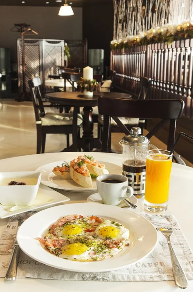 Desayuno con huevos revueltos —  Fotos de Stock