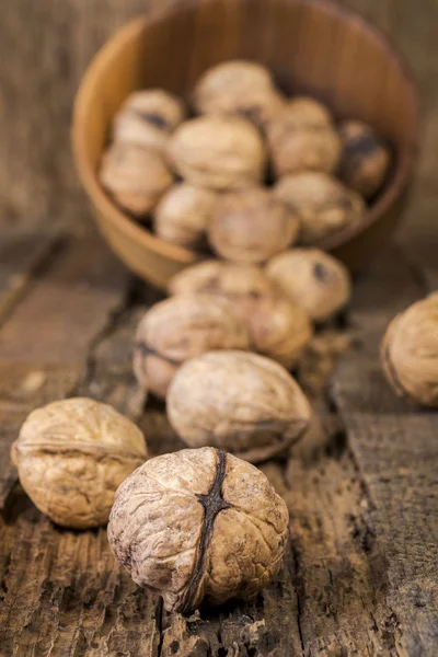 Walnüsse mit Nussknacker — Stockfoto