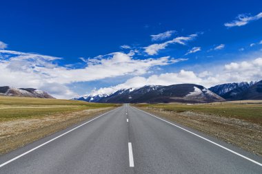 Road horizon dağlarda