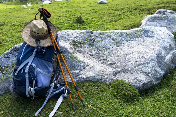 Traveller utrustning i sten — Stockfoto