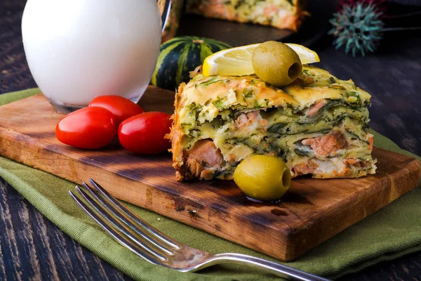 Torta Con Pesce Rosso Sul Tavolo — Foto Stock