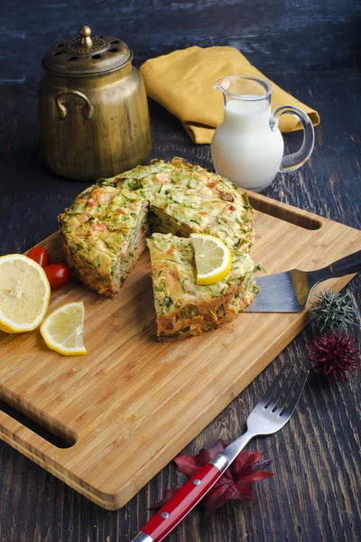 Torta Con Pesce Rosso Sul Tavolo — Foto Stock