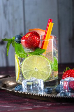 Limonlu taze kokteyl.