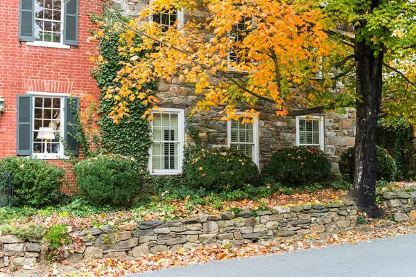 Gevel Van Het Huis Achter Het Herfstblad — Stockfoto