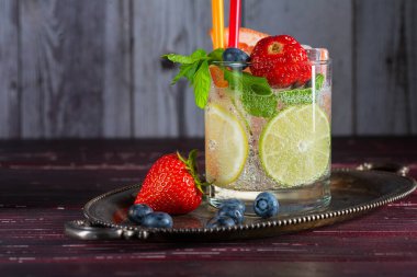 Limonlu taze kokteyl.
