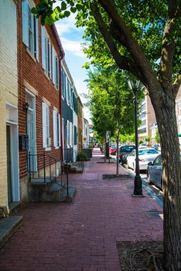 Geleneksel evler boyunca asfalt kaldırım