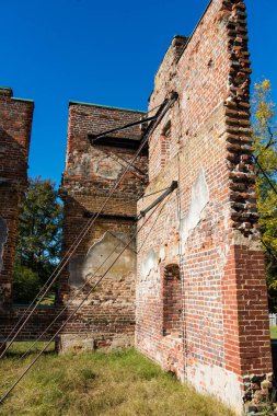 Yıkılmış bir evin tuğla duvarı korunmuş.