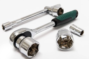 Araba tamiri ve bakımı için profesyonel araç beyaz arka planda izole edildi.