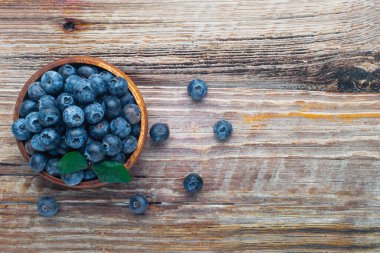 ahşap bir tabakta ahşap bir masa manzarasında böğürtlen