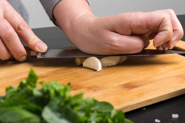 Die Hände Des Kochs Zerquetschen Den Knoblauch Mit Dem Messer — Stockfoto