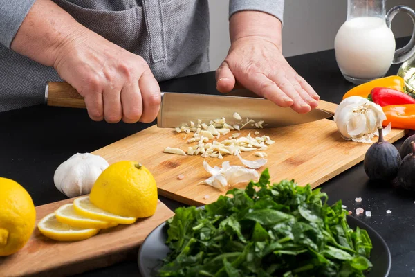 Hände Des Küchenchefs Schneiden Den Knoblauch Auf Dem Schneidebrett — Stockfoto