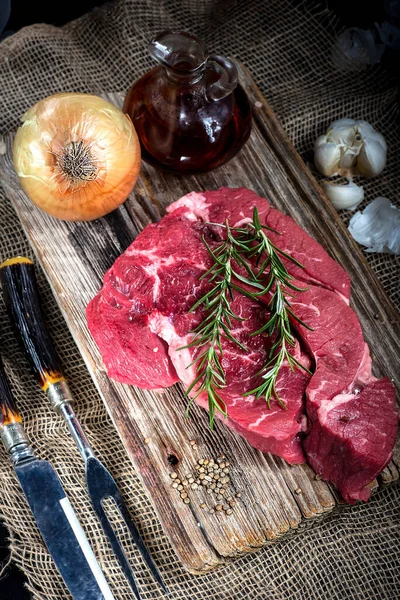 Meat Textured Cutting Board Spices Top View — Stock Photo, Image