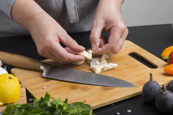 Hände Des Kochs Schälen Den Knoblauch Nahaufnahme — Stockfoto